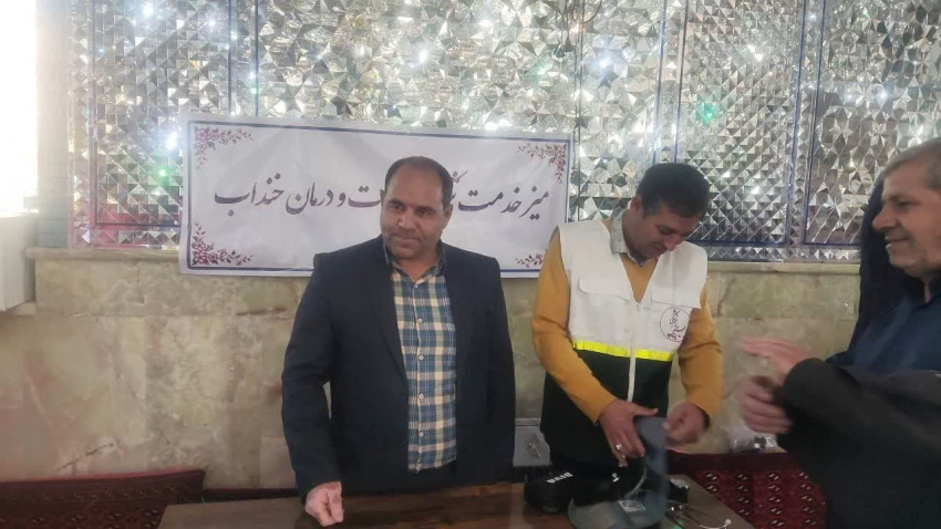 استقرار میز خدمت شبکه بهداشت خنداب در نماز جمعه به مناسبت هفته بسیج