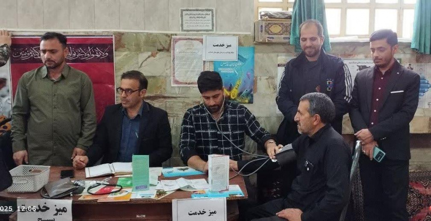 برپایی میز خدمت شبکه بهداشت و درمان خنداب در نماز جمعه شهر جاورسیان به مناسبت هفته بسیج