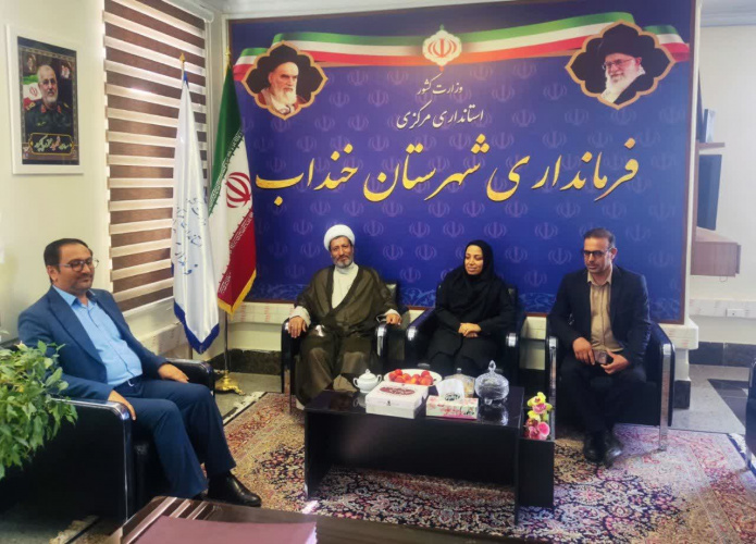 دیدار رئیس و همکاران شبکه بهداشت و درمان و مدیر فرهنگ و ارشاد اسلامی شهرستان خنداب با فرماندار به مناسبت هفته دولت