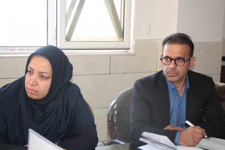 نشست رئیس و مدیران شبکه بهداشت خنداب با معاون بهداشت دانشگاه علوم پزشکی استان