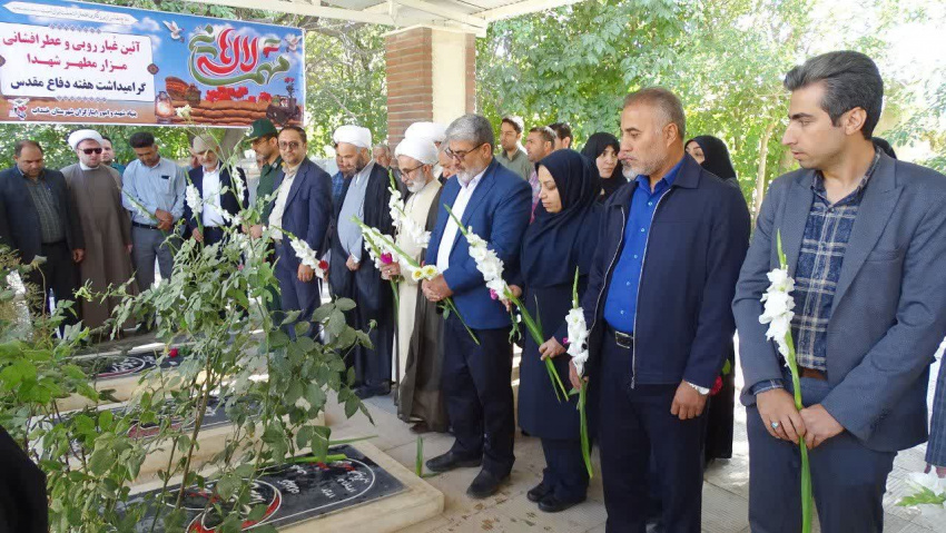 برگزاری مراسم پرفیض زیارت عاشورا و عطر افشانی گلزار شهدای روستای استوه با حضور مسئولان شهرستان خنداب
