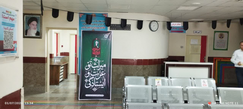 دل‌های داغدار در سنگر سلامت؛ آذین‌بندی شبکه بهداشت و درمان و بیمارستان مهر شهرستان خنداب در سوگ رهبر معظم انقلاب