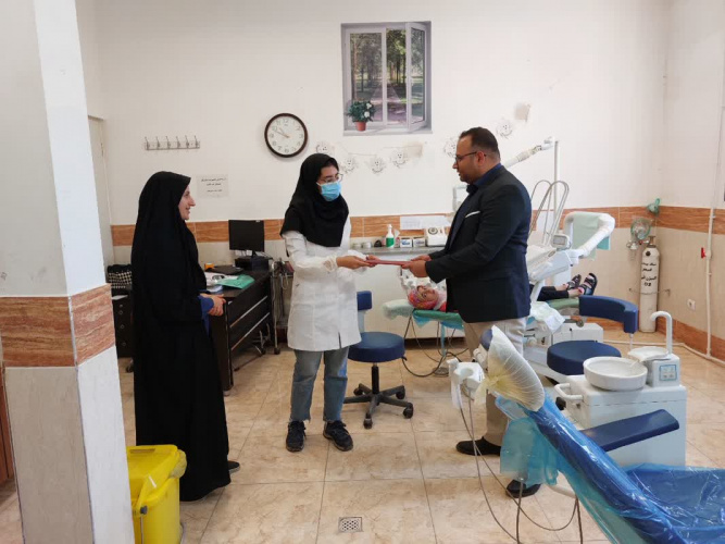 بازدید و تقدیر از عملکرد دندانپزشک فعال و نمونه در ارتقای سلامت دهان و دندان دانش آموزان ابتدایی