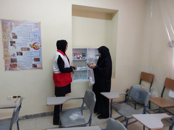 نظارت کارشناس دارویی بر حسن اجرای پویش مرهم مهر۴ جمعیت حلال احمر شهرستان کمیجان