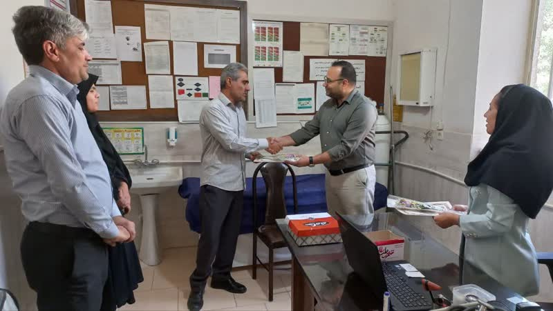 بازدید مدیر شبکه بهداشت از مراکز جامع سلامت و تبریک روز پزشک