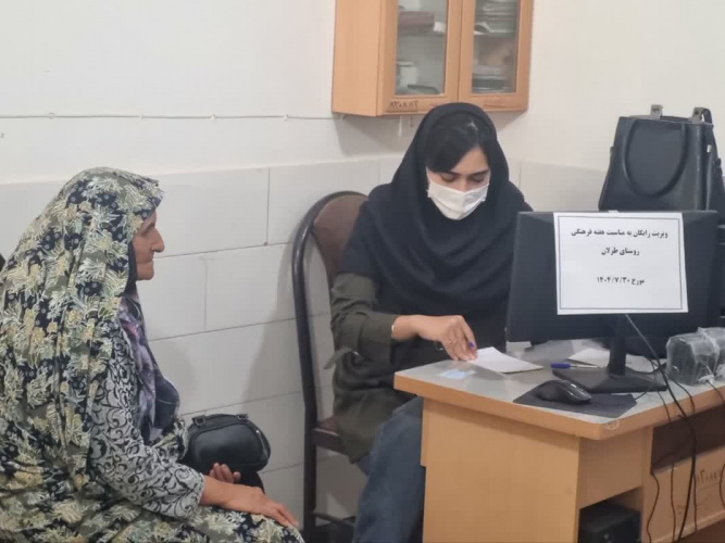 انجام ویزیت رایگان در روستای طرلان شهرستان کمیجان به مناسبت هفته فرهنگی(طرح هجرت)