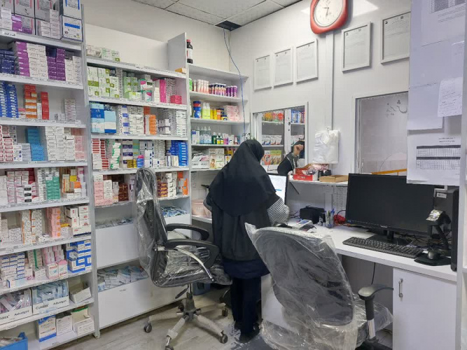 بازدید شبانه کارشناس دارویی از داروخانه شبانه روزی دکتر عمرانی بیمارستان امام علی (ع) کمیجان