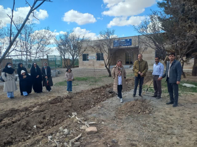 کاشت نهال در مرکز خدمات جامع سلامت روستایی گرکان به یاد خیرین سلامت شهرستان آشتیان