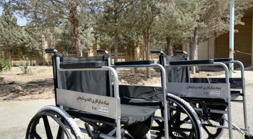 اهدا دو دستگاه ویلچر توسط بنیاد نیکوکاری الغدیر دلیجان به بیمارستان امام صادق (ع)