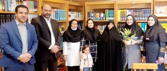 تبریک روز زن و مادر توسط رئیس مرکز با اهدا گل به پرسنل مرکز آموزشی درمانی آیت اله طالقانی به مناسبت ولادت با سعادت حضرت زهرا (س) و روز مادر