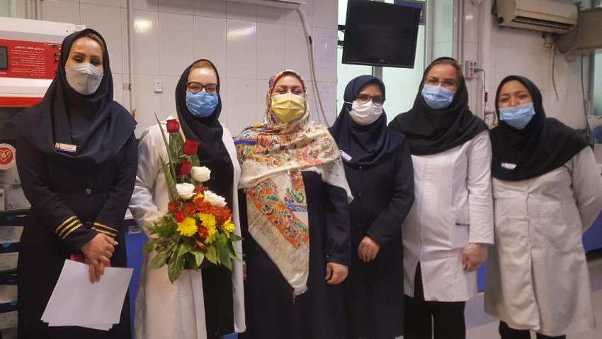 تبریک ریاست بیمارستان ، دکتر مریم مکتبی با اهداء گل به پرسنل بخش آزمایشگاه