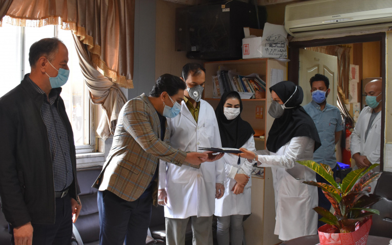 رئیس بیمارستان حضرت ولیعصر ( عج ) به اتفاق تیم مدیریتی مرکز از همکاران خود در بخش رادیولوژی به مناسبت روز جهانی رادیولوژی قدردانی کرد.