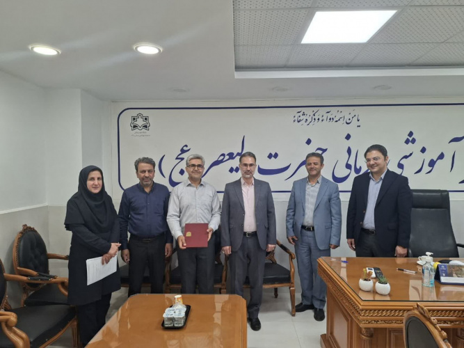مراسم تجلیل از کارشناس روابط عمومی بیمارستان حضرت ولیعصر عج به مناسبت روز ارتباطات و روابط عمومی