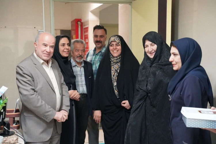 دیدار دکتر حسین بختیاری، دکتر اشرف جواهری مشاور امور بانوان نماینده ولی فقیه در استان مرکزی و محمد مهدی همتی رییس مجمع خیرین بیمارستان با پرستاران مرکز آموزشی درمانی آیت الله خوانساری به مناسبت روز پرستار