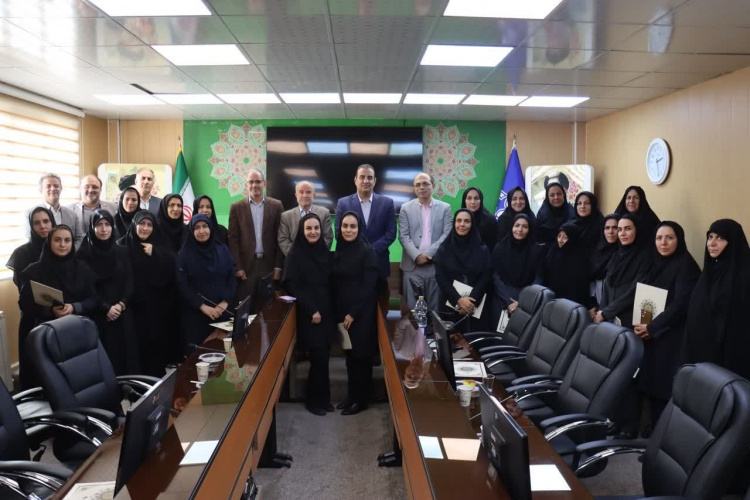 آئین تجلیل از پرستاران شاغل در ستاد دانشگاه و مترون های بیمارستان های اراک