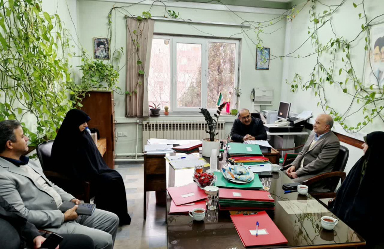 تجلیل معاون توسعه و مدیریت منابع دانشگاه علوم پزشکی اراک از مدیر و همکاران هسته گزینش به مناسبت روز گزینش