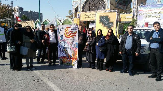 حضور کارکنان معاونت غذا و دارو اراک در راهپیمایی استکبار ستیز روز ۱۳ آبان
