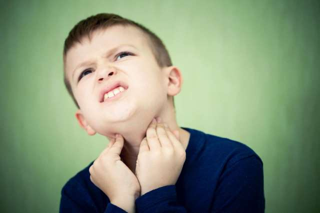 درمان‌های طبیعی برای تسکین گلودرد در کودکان