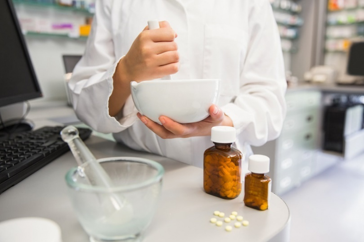 تنها داروخانه ها مجاز به ساخت و عرضه داروهای ترکیبی هستند/ فروش داروهای دست ساز در عطاری ها ممنوع است