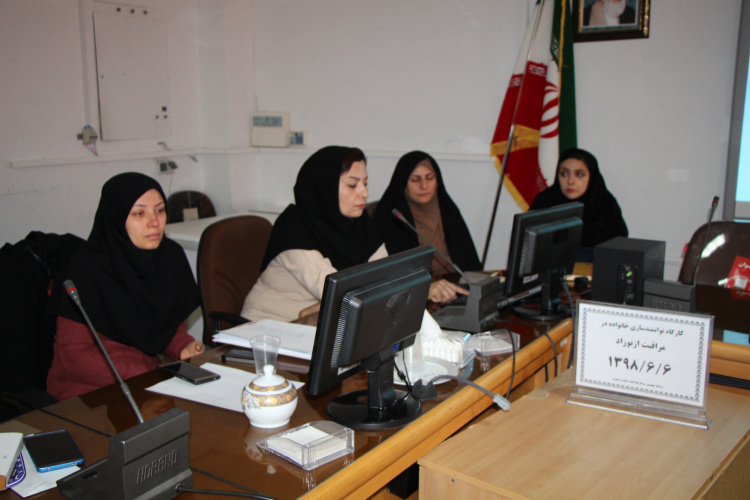 کارگاه توانمندسازی خانواده در مراقبت از نوزاد، سالن جلسات مرکز بهداشت استان مرکزی، ۶ شهریور ماه