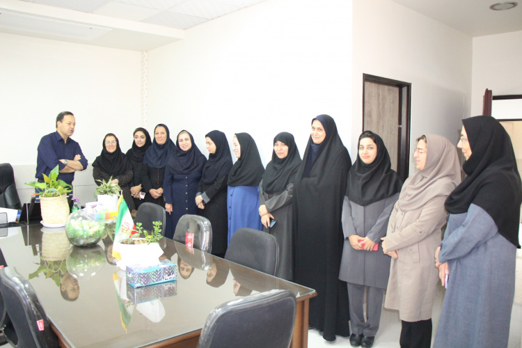 تبریک روز پزشک همکاران مرکز بهداشت استان مرکزی به معاون بهداشتی