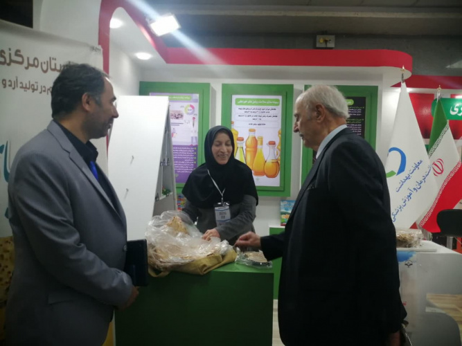 بازدید مسئولین وزارت بهداشت درمان و آموزش پزشکی از غرفه نان کامل مرکز بهداشت استان مرکزی