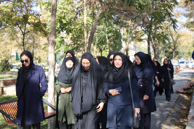 برگزاری برنامه پیادهروی بانوان مرکز بهداشت استان در چارچوب هفته ملی سلامت بانوان