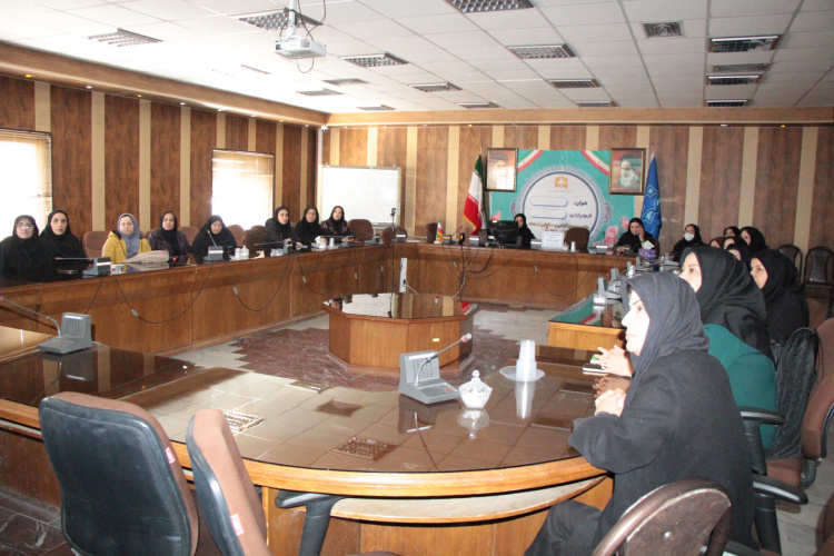 برگزاری کارگاه خودمراقبتی در بحران‌های نظامی ویژه بانوان شاغل در مرکز بهداشت استان