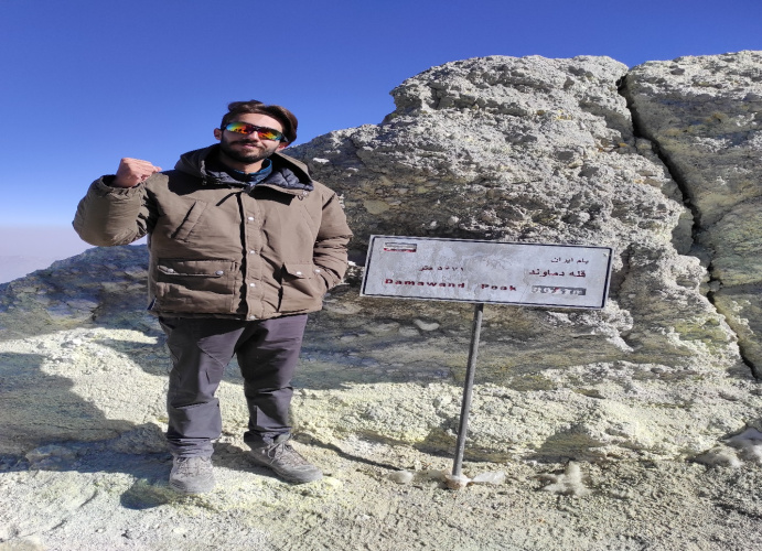 صعود قله ۵۶۱۰ متری دماوند توسط آقای آریا رهنمون دانشجوی کوهنورد دانشگاه علوم پزشکی اراک