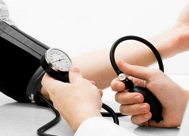 سنجش فشار خون پرسنل ستاد دانشگاه توسط همکاران معاونت درمان