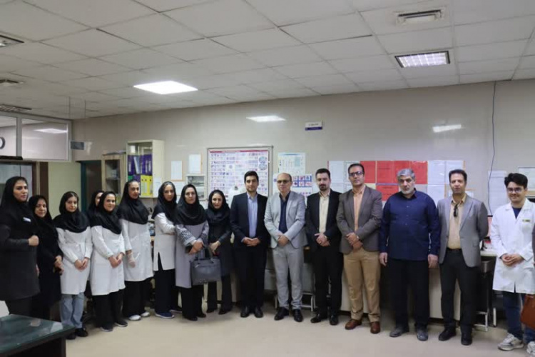 تجلیل معاون درمان دانشگاه علوم پزشکی اراک از کارکنان حوزه علوم آزمایشگاهی
