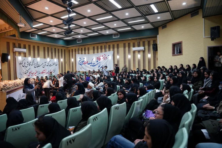 به مناسبت شانزدهم آذرماه، روز دانشجو، برنامه پرسش و پاسخ دانشجویان و مسئولین دانشگاه علوم پزشکی اراک برگزار شد.