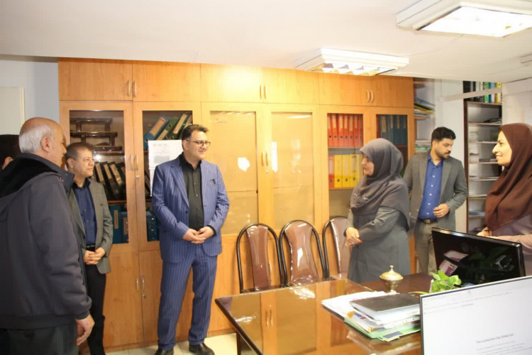 بازدید نماینده اراک، خنداب و کمیجان از مرکز بهداشت اراک و قدردانی از مجاهدت‌های کارکنان