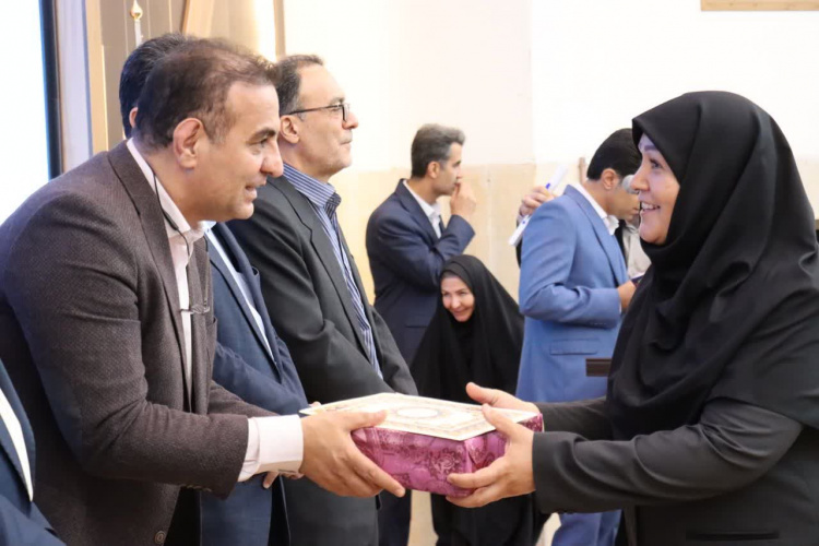 گرامیداشت و تجلیل از بهورزان نمونه مراکز تابعه دانشگاه علوم پزشکی اراک