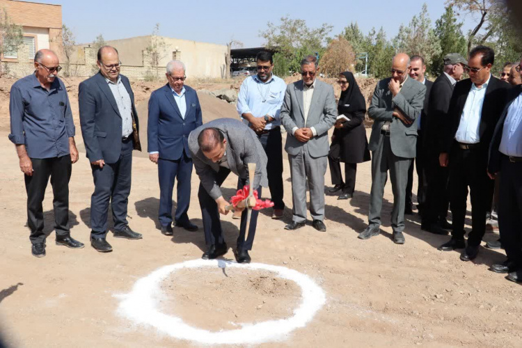 کلنگ احداث پلی‌کلینیک تخصصی سعدی دلیجان به زمین زده شد