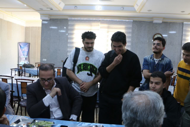حضور رئیس دانشگاه علوم پزشکی اراک در سلف دانشجویی و گفت‌وگو با دانشجویان درباره کیفیت غذا