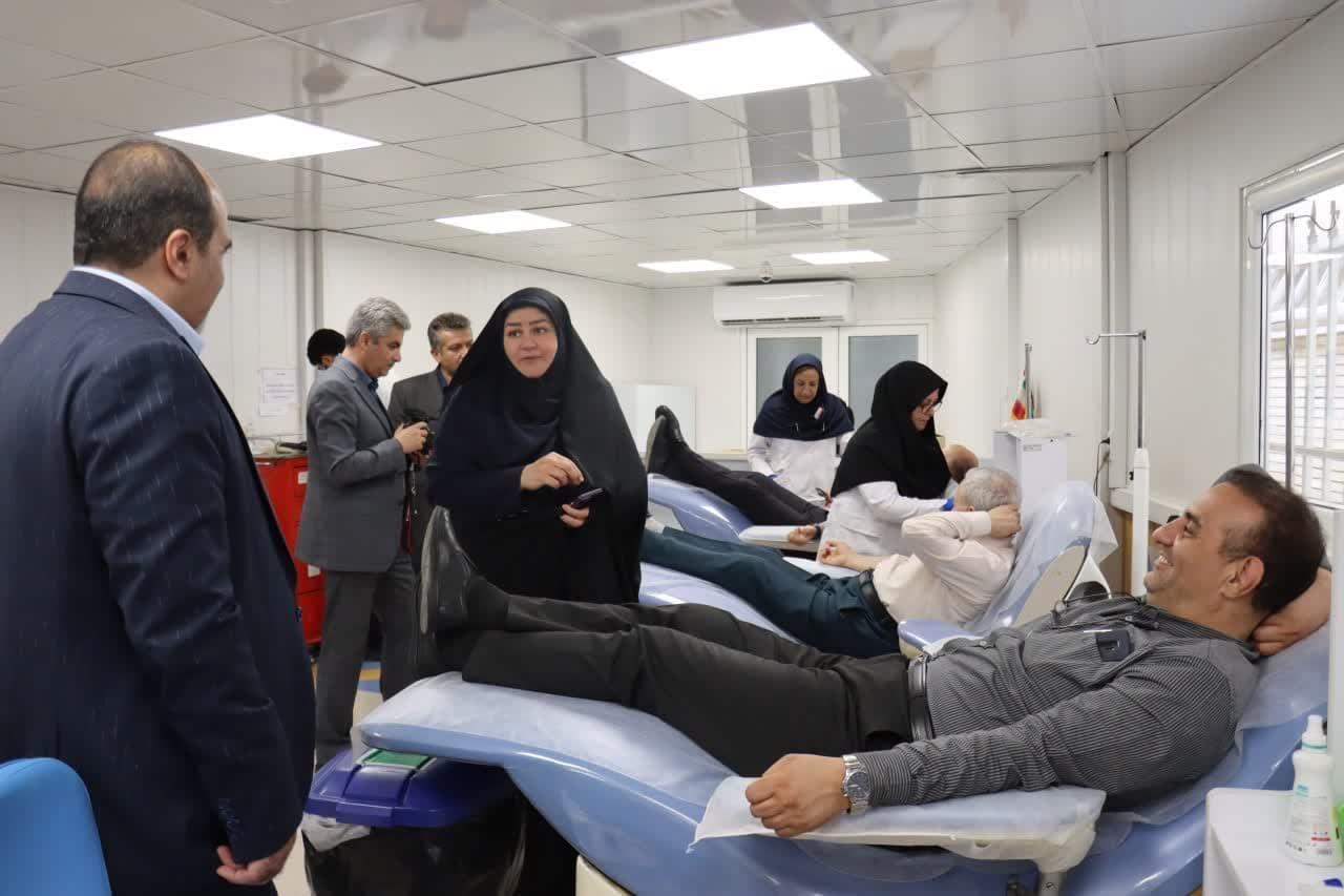 اهدا خون توسط رییس و اعضای هیات رییسه دانشگاه علوم پزشکی اراک به مناسبت روز ملی اهدا خون