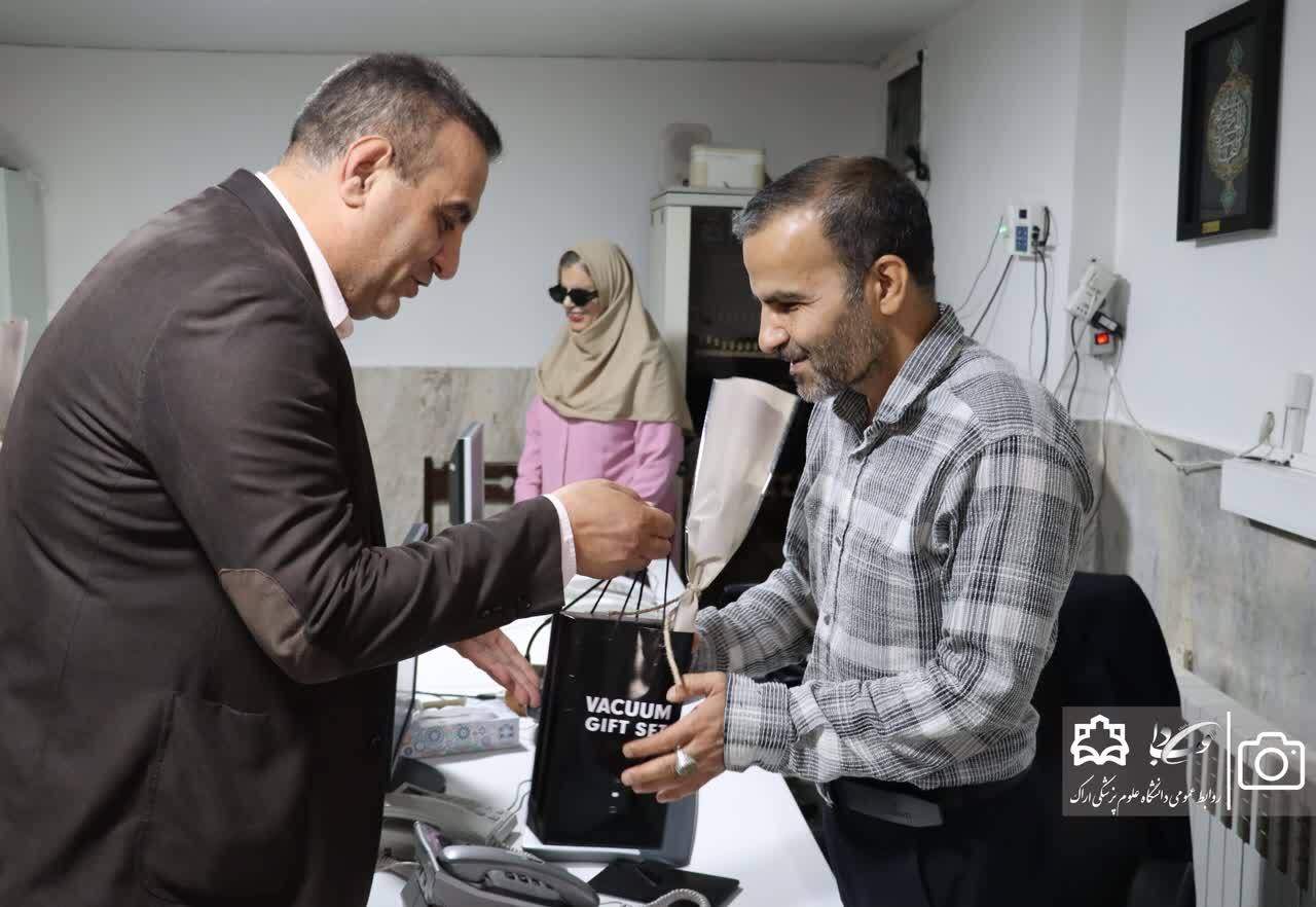 دیدار رئیس دانشگاه علوم پزشکی اراک با کارکنان روشن‌دل ستاد دانشگاه به مناسبت روز عصای سفید