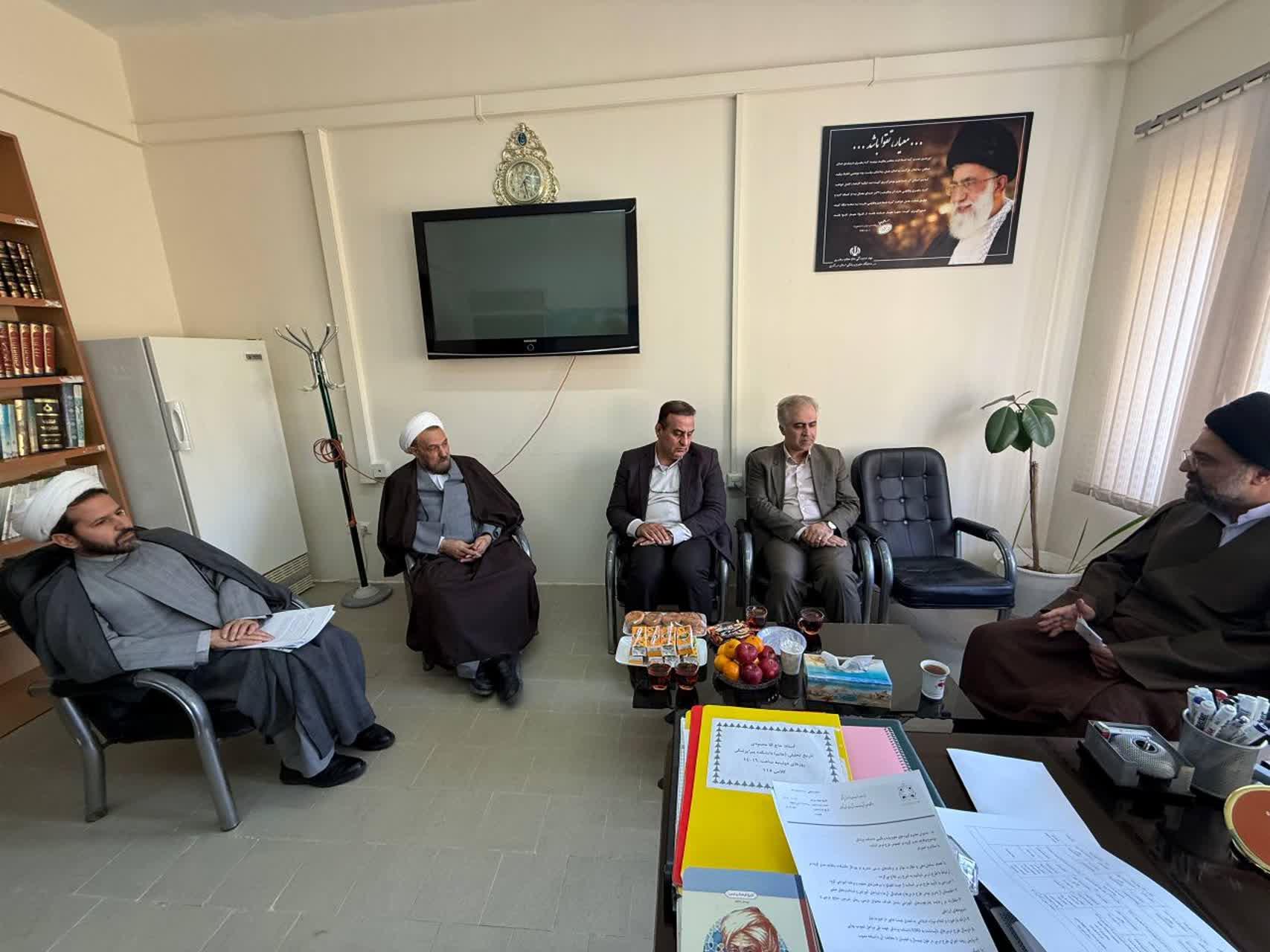 نشست رییس دانشگاه علوم پزشکی اراک با اعضای گروه معارف اسلامی