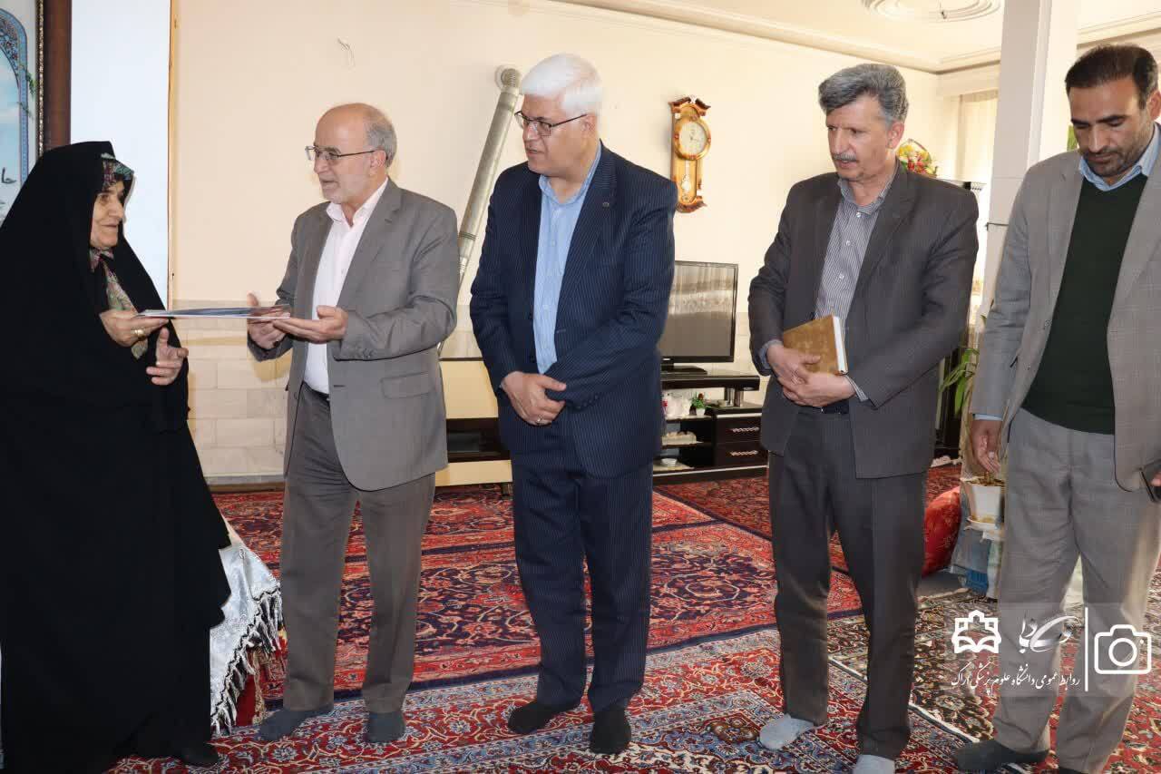 تقدیر از خانواده های شهدا به مناسبت روز تکریم مادران و همسران شهدا