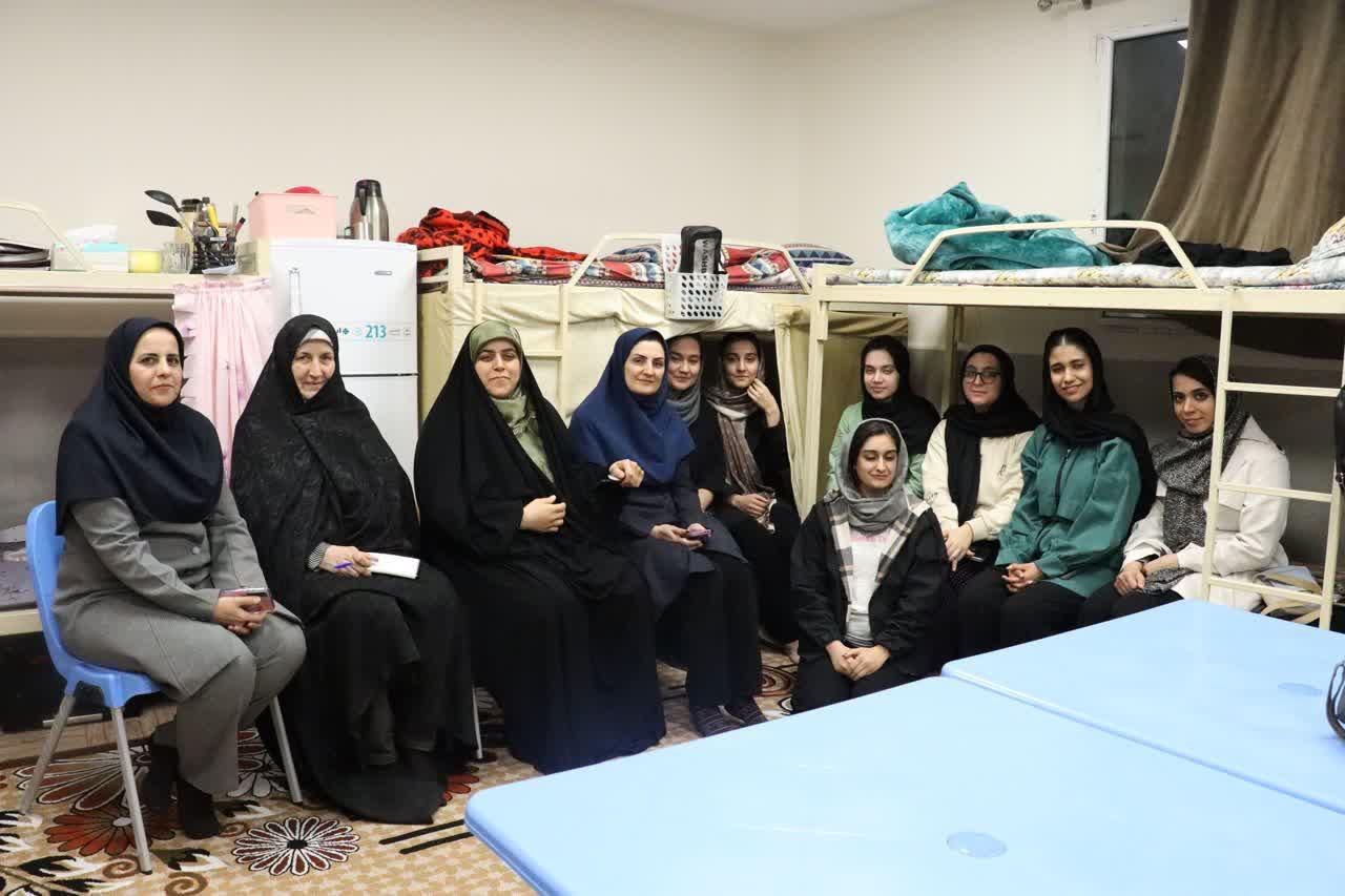 بازدید مسئولان از خوابگاه دخترانه ریحانه به مناسبت روز دانشجو