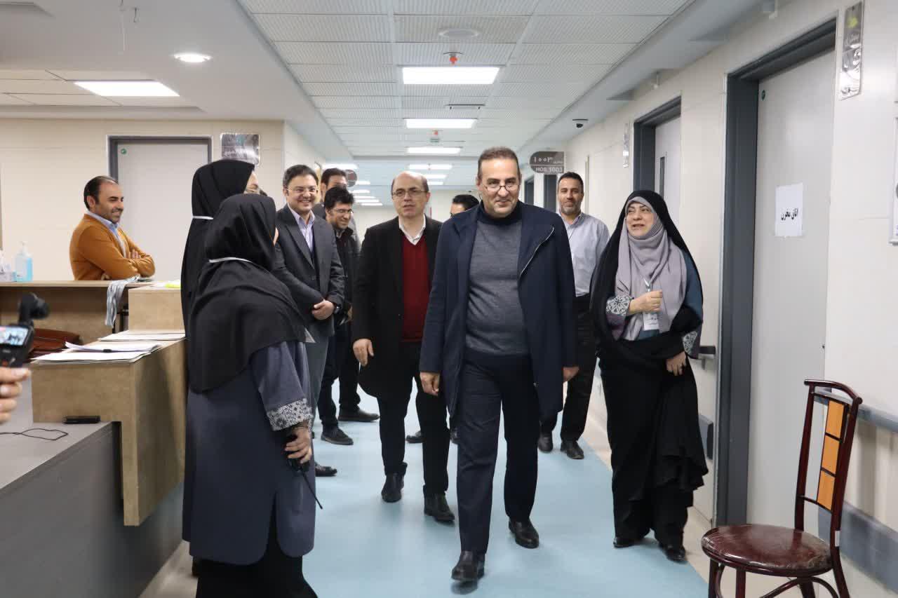 بازدید رئیس دانشگاه علوم پزشکی اراک از محل برگزاری ارزیابی تکمیلی آزمون استخدام پیمانی ۱۴۰۴