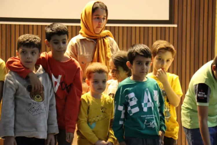 حضور کودکان همراه با والدین تصویر زیبایی است در قاب تصاویر سومین المپیاد ورزشی فرهنگی کارکنان دانشگاه "یادواره شهدای مقاومت جنگ تحمیلی ۱۲ روزه"